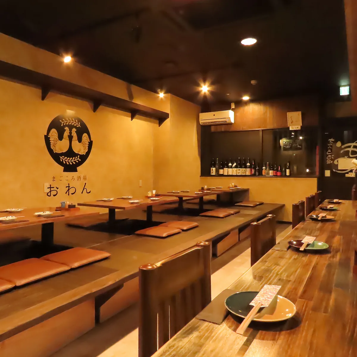 まごころ酒場 おわんのカウンター席と掘りごたつ席